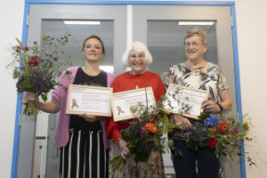 Rood lintje voor vrijwilligers Weefgebouw Beilen